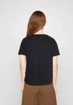 ESPRIT Sticht - Basic T-Shirt -Esprit Sales Store 1c18e16e127f460c9f2e97dbef9103a3