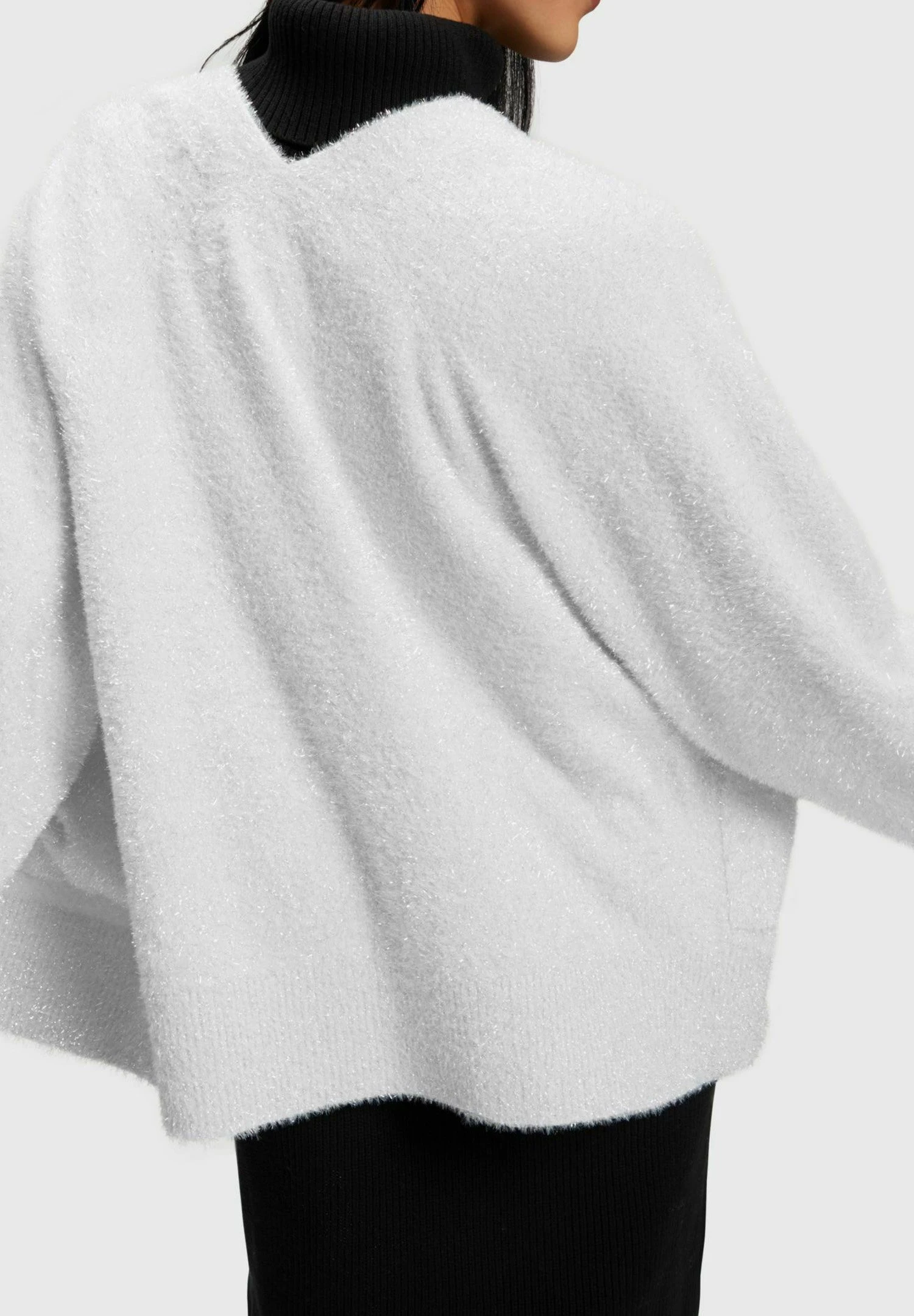 ESPRIT Flauschiger Oversize In Metallic-Optik - Cardigan - Silver 4 ESPRIT Flauschiger Oversize In Metallic-Optik - Cardigan - Silver - Image 4