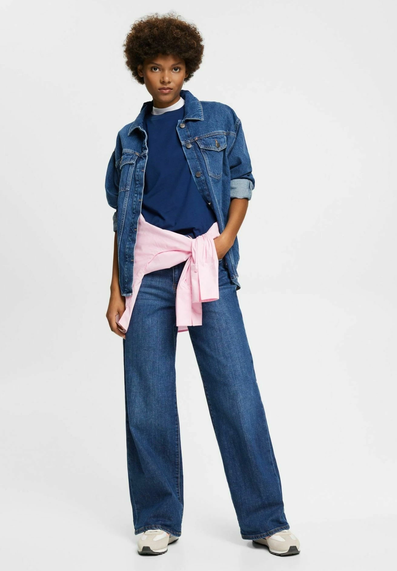 ESPRIT Mit Logo Stickerei - Basic T-Shirt - Ink 4 ESPRIT Mit Logo Stickerei - Basic T-Shirt - Ink - Image 4