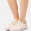 ESPRIT A22-04 Lu2 - Trainers - Beige