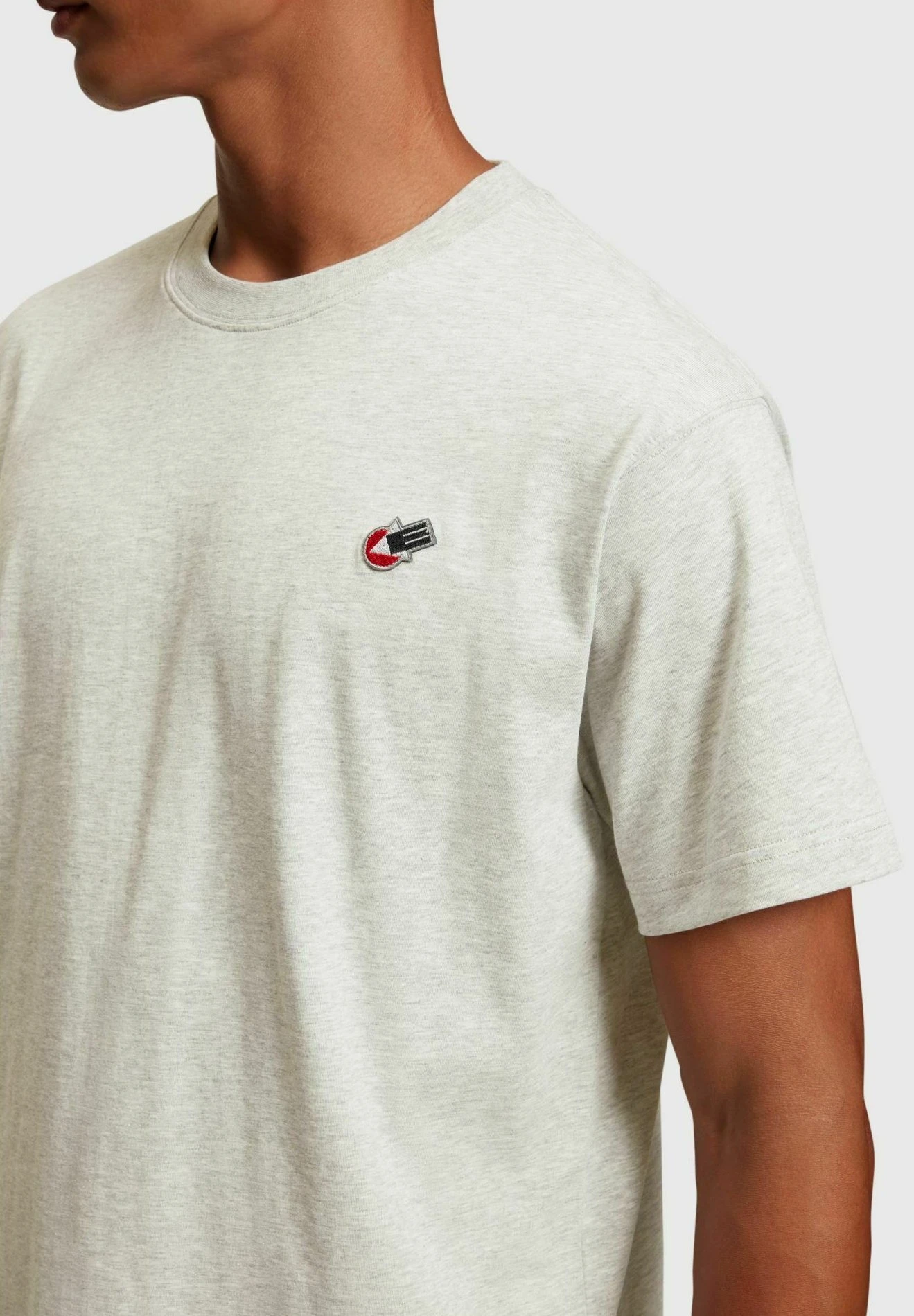 ESPRIT Yagi Archive Mit Logo Und Rundhalsausschnitt - Basic T-Shirt - Light Grey New 3 ESPRIT Yagi Archive Mit Logo Und Rundhalsausschnitt - Basic T-Shirt - Light Grey New - Image 3