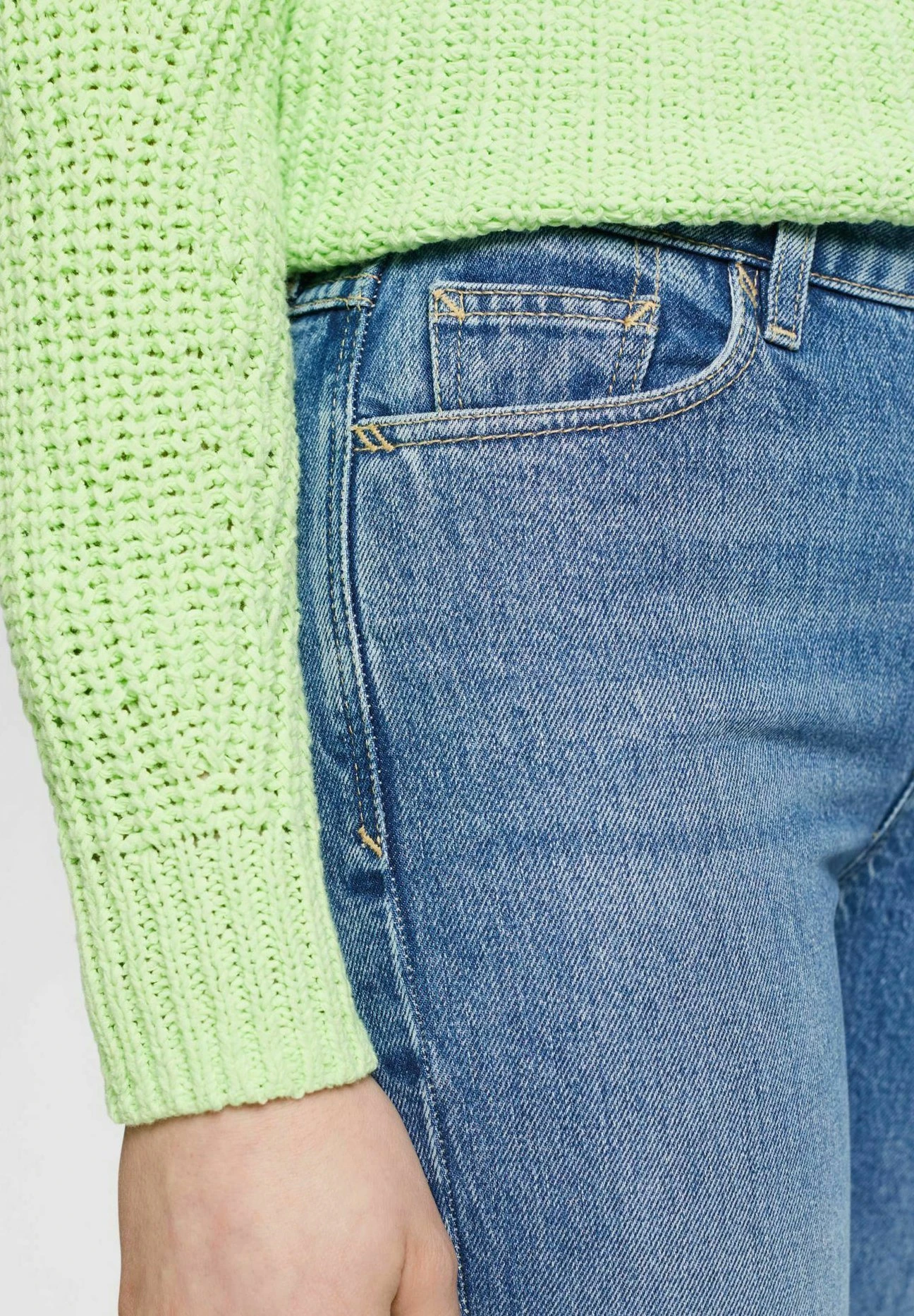 ESPRIT Mit Mittlerer Bundhöhe - Slim Fit Jeans - Blue Light Washed 5 ESPRIT Mit Mittlerer Bundhöhe - Slim Fit Jeans - Blue Light Washed - Image 5