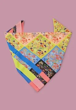 ESPRIT Quadratisches Mit Blumenmuster - Scarf - Black -Esprit Sales Store c5775b76f7b44296a44f3cf32a6e02fe