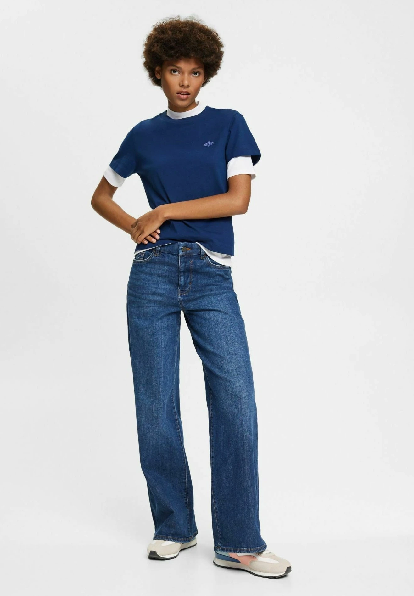 ESPRIT Mit Logo Stickerei - Basic T-Shirt - Ink 2 ESPRIT Mit Logo Stickerei - Basic T-Shirt - Ink - Image 2